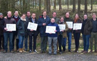 Glückliche Absolventen der Jagdschule Lüdersburg in Niedersachsen. Alle haben den Jagdschein erfolgreich bestanden.