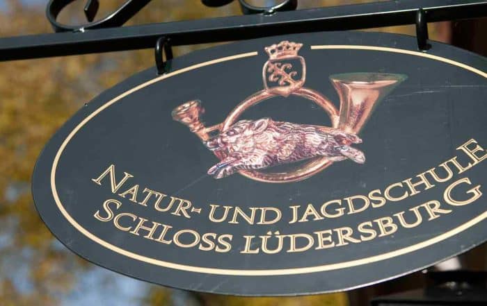 Schild der Natur- & Jagdschule Schloss Lüdersburg in Niedersachsen.