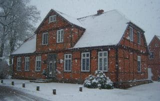 Wintereinbruch bei der Jagdschule Lüdersburg in Niedersachsen mit großen Schneeflocken.