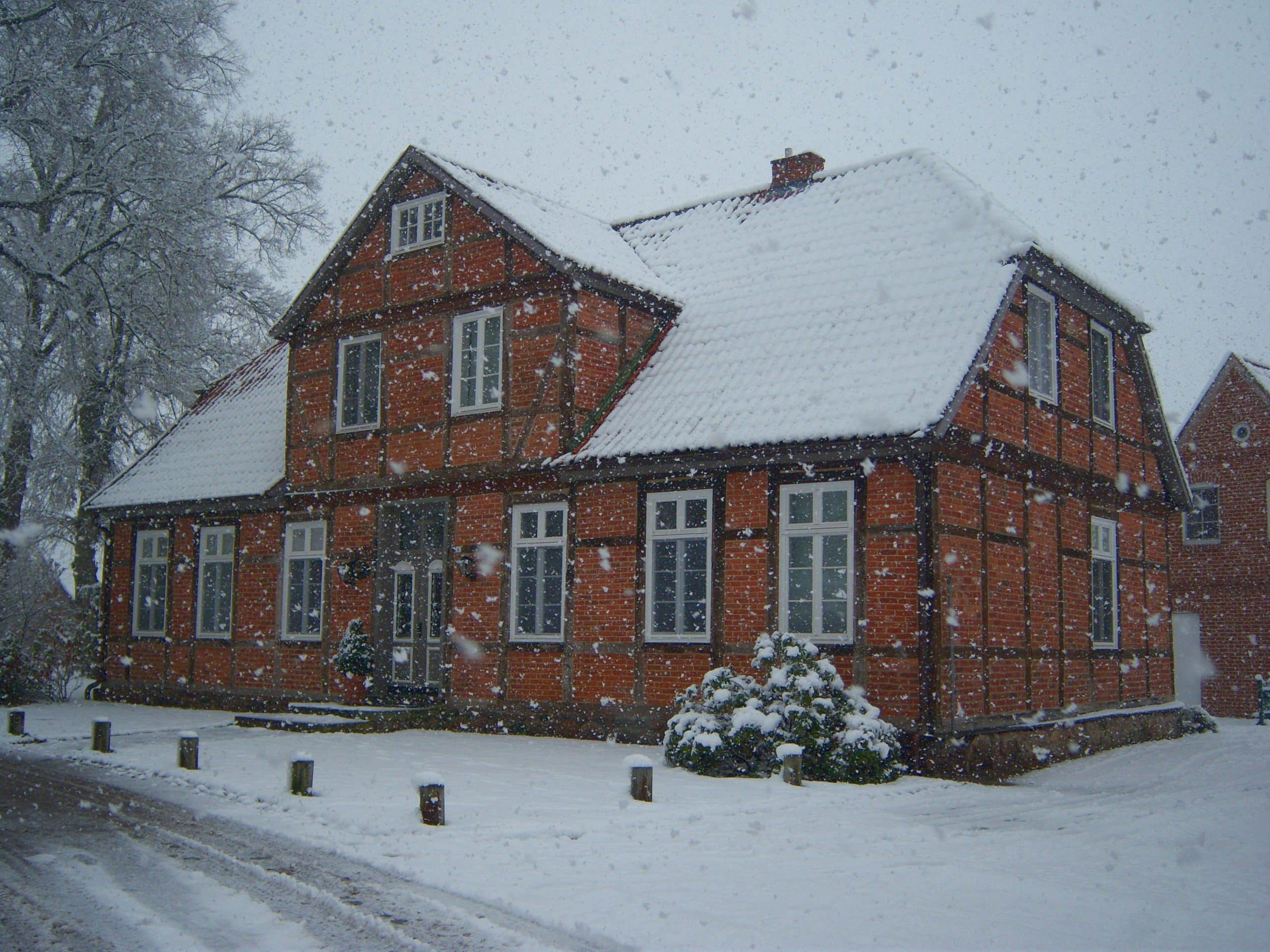 Wintereinbruch bei der Jagdschule Lüdersburg in Niedersachsen mit großen Schneeflocken.