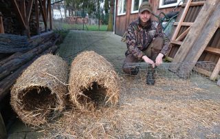 Revierjagdmeister Xaver Werning beim Bau von Entenbruthäuser in Lüdersburg.