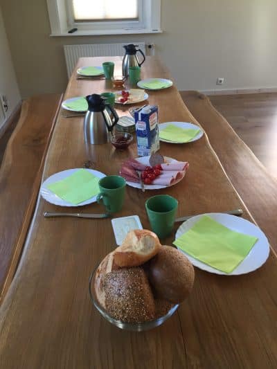 Frühstückstisch nach der Krähenjagd in der Jagdschule Lüdersburg.