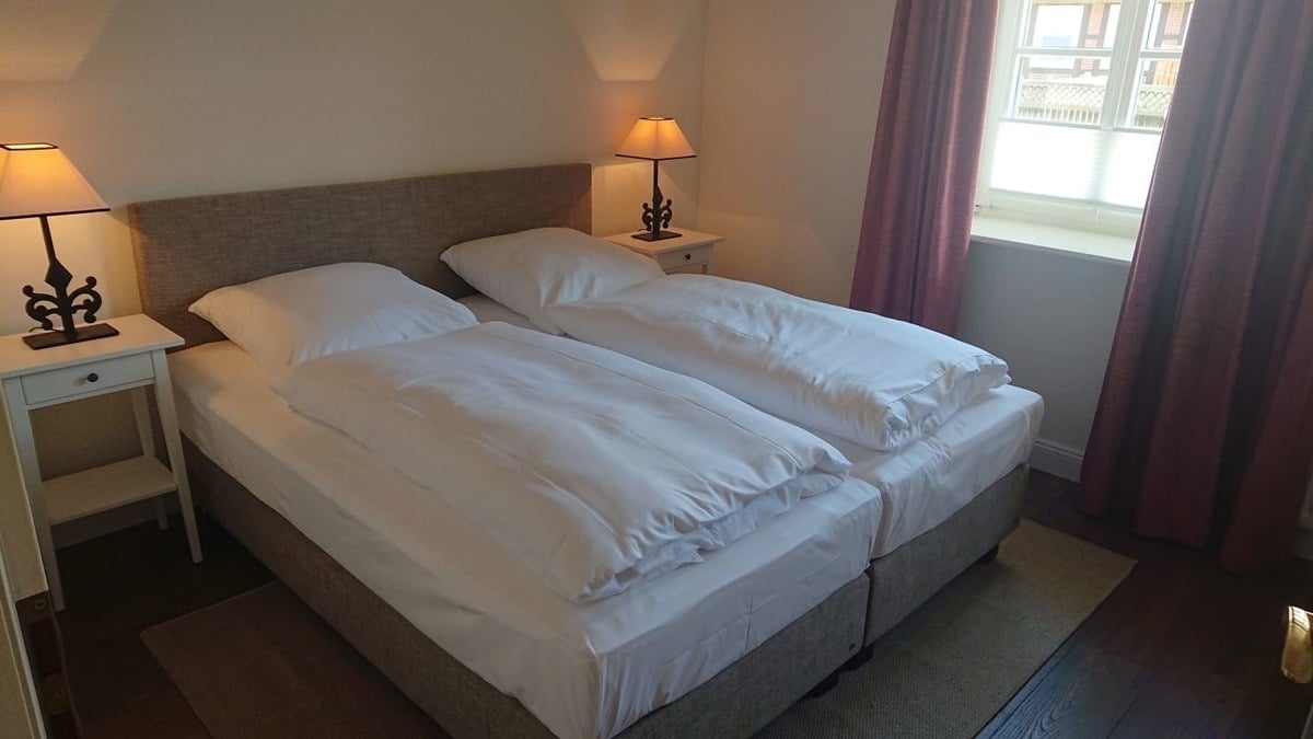Doppelbett im Schlafzimmer der Ferienwohnung Lüdersburger Straße 19b